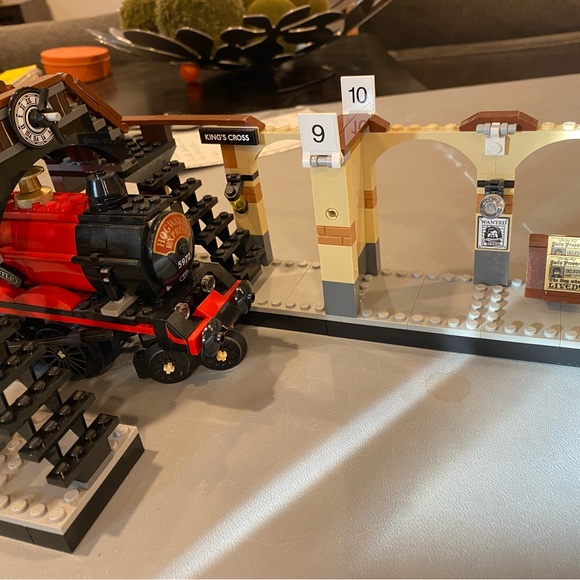 LEGO Set 75955 Harry Potter Red Hogwarts Express Set - Picture 4 of 10